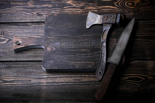 Tabla de cortar para la carne hacha viejo fondo de madera Vintage rústico s — Foto de Stock