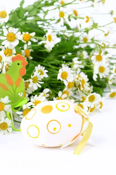 Composición primavera margaritas huevo de Pascua — Foto de Stock