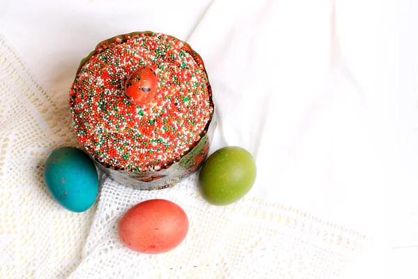 Frühlingskomposition Osterkuchen und bemalte Eier auf weißem Hintergrund — Stockfoto