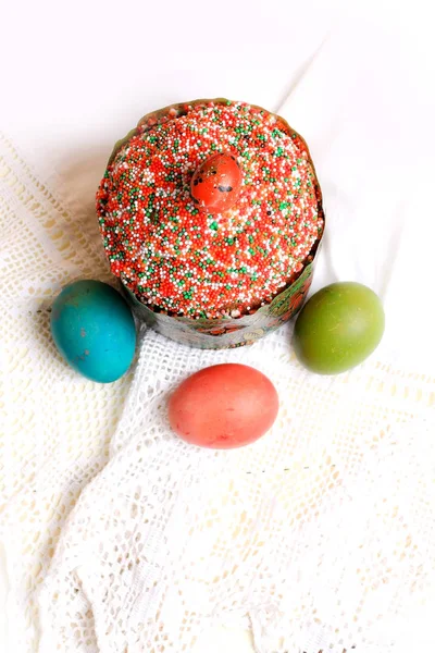 Frühlingskomposition Osterkuchen und bemalte Eier auf weißem Hintergrund — Stockfoto