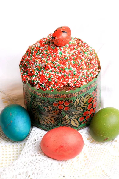 Spring composition Easter cake and painted eggs on a white background — Stock Photo, Image