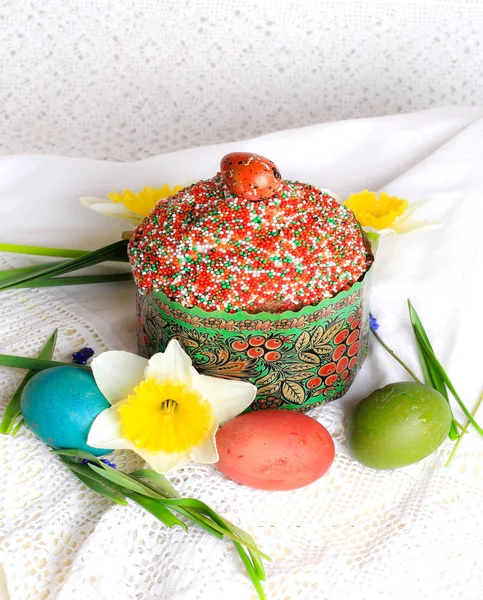 Easter cake painted quail eggs daffodils spring composition — Stock Photo, Image