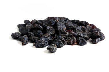 Kuru üzümler beyaz arkaplanda izole