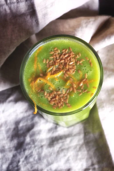 Green smoothies with flax seeds — Stock Photo, Image