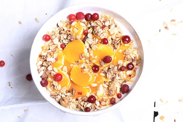 Kahvaltı granola kızılcık muz ve mango mousse ile
