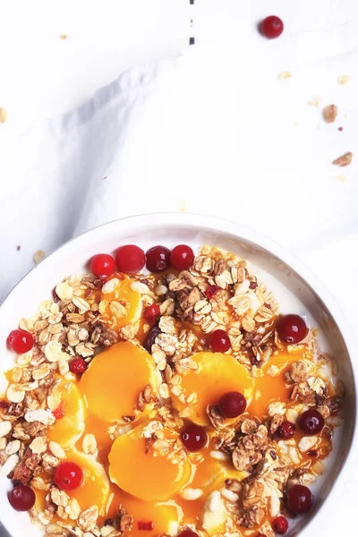 Café da manhã granola com cranberries banana e manga mousse — Fotografia de Stock