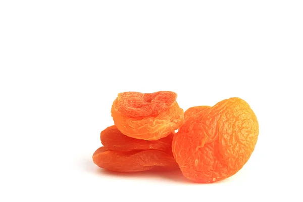 Torkade aprikoser isolerade på vit bakgrund — Stockfoto