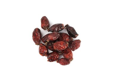 Beyaz arka plan üzerinde izole kurutulmuş kuşburnu