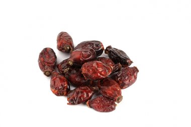 Beyaz arka plan üzerinde izole kurutulmuş kuşburnu