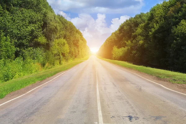 Yaz parça yol açık gökyüzü bulutlu