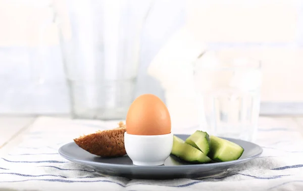 Здоровый завтрак яйцо в мятой свежий огурец — стоковое фото