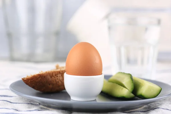 Здоровый завтрак яйцо в мятой свежий огурец — стоковое фото