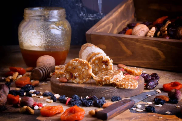 Конфеты из сухофруктов и орехов, полезные и здоровые домашние сладости — стоковое фото
