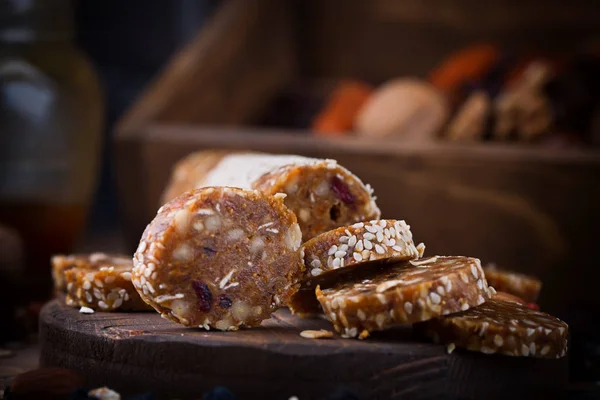 Конфеты из сухофруктов и орехов, полезные и здоровые домашние сладости — стоковое фото