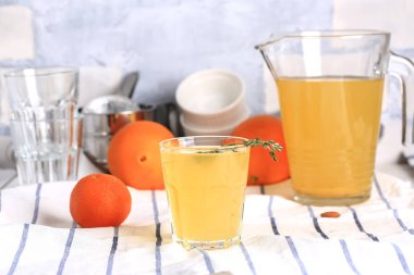 Ev yapımı turuncu zencefilli limonata