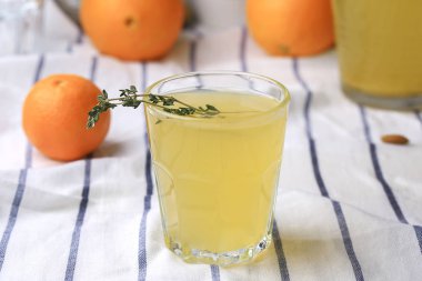 Ev yapımı turuncu zencefilli limonata