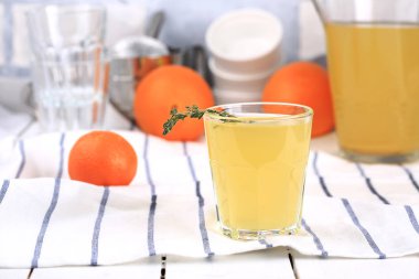 Ev yapımı turuncu zencefilli limonata