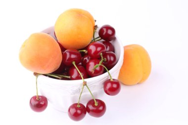 Kiraz ve kayısı seramik kase beyaz arka plan üzerinde izole