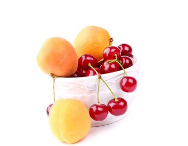 Kiraz ve kayısı seramik kase beyaz arka plan üzerinde izole