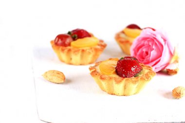 Beyaz arka plan seçici yumuşak odak üzerinde çilek ile badem pasta