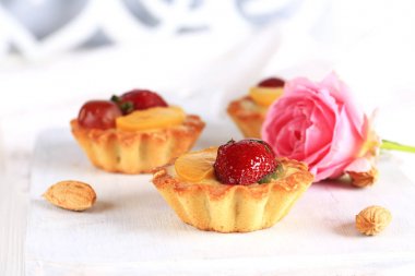 Beyaz arka plan seçici yumuşak odak üzerinde çilek ile badem pasta