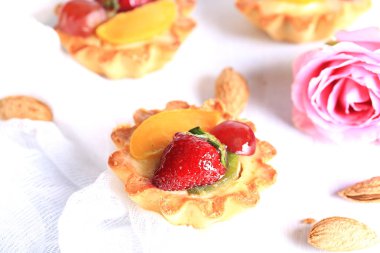 Beyaz arka plan seçici yumuşak odak üzerinde çilek ile badem pasta