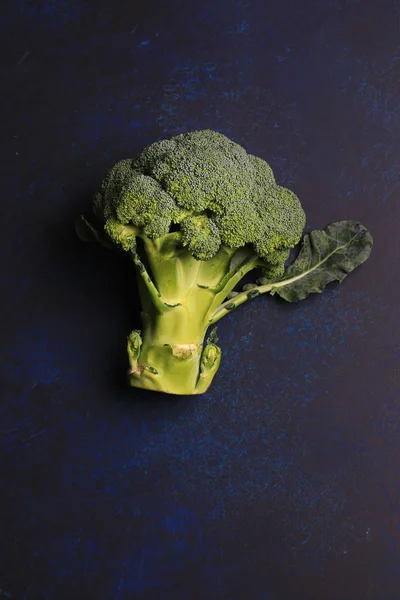 Brócoli sobre fondo oscuro Top View — Foto de Stock