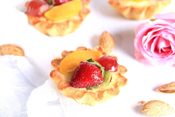 Beyaz arka plan seçici yumuşak odak üzerinde çilek ile badem pasta