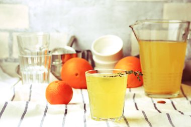 Ev yapımı turuncu zencefilli limonata