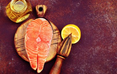 Limonlu ve zeytinyağlı çiğ somon bifteği.