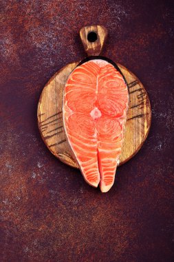 Karanlık bir arka plan üst görünümü üzerinde Çiğ somon biftek