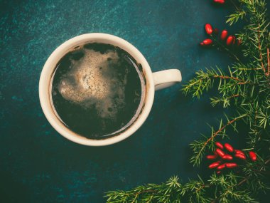 Yılbaşı geçmişi. Kış kompozisyonu, kahve, ladin dalları ve böğürtlen böğürtlenleri. Yılbaşı tebrik kartı.