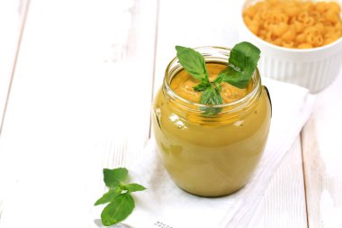 Beyaz ahşap arka planda makarna için pesto sosu