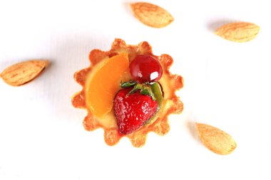 Beyaz arka planda böğürtlenli bademli pasta