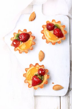 Beyaz arka planda böğürtlenli bademli pasta