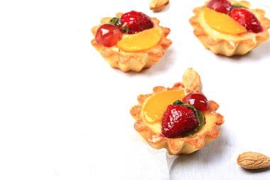 Beyaz arka planda böğürtlenli bademli pasta