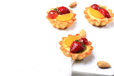 Beyaz arka planda böğürtlenli bademli pasta