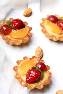 Beyaz arka planda böğürtlenli bademli pasta