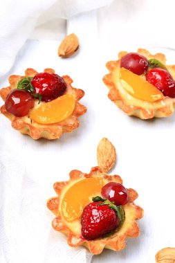 Beyaz arka planda böğürtlenli bademli pasta