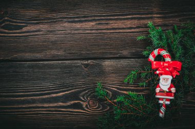 Kış kompozisyonu Noel ağacı oyuncağı, ladin dalları