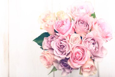 Açık arkaplanda izole edilmiş pembe güller.