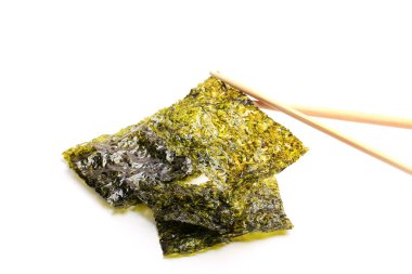 Beyaz arka planda yosun parçaları izole edilmiş. sağlıklı organik gıda, omega 3