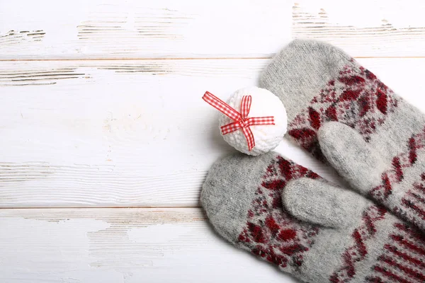 温暖的圣诞节 织手套和圣诞树玩具。 新年背景 — 图库照片