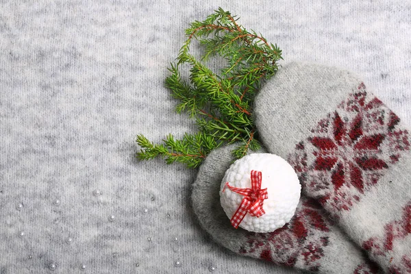 Sıcak bir Noel. Örgü eldivenler ve bir Noel ağacı. Yeni yıl tatili geçmişi — Stok fotoğraf