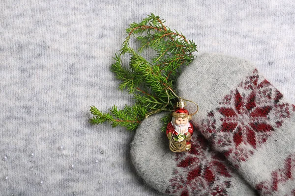 Sıcak bir Noel. Örgü eldivenler ve bir Noel ağacı. Yeni yıl tatili geçmişi — Stok fotoğraf