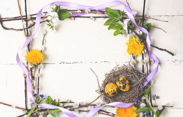 Quadro de flores, ninho com ovos, composição de Páscoa de primavera — Fotografia de Stock