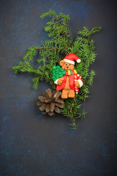 Зимняя композиция рождественские елки игрушки, ели ветви — стоковое фото