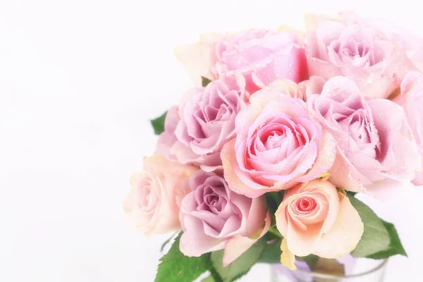 Букет нежных роз на белом фоне — стоковое фото
