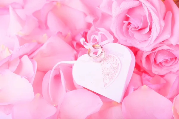 Рожеві троянди і коробка у формі серця. ніжний любовний фон для дня валентинки — стокове фото