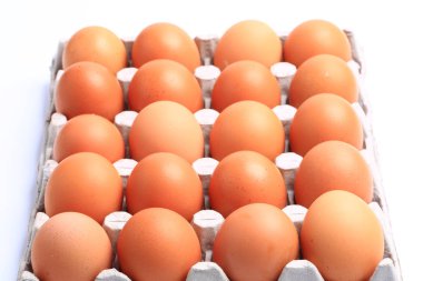 Beyaz arka planda izole edilmiş tavuk yumurtaları. Sağlıklı yemek.